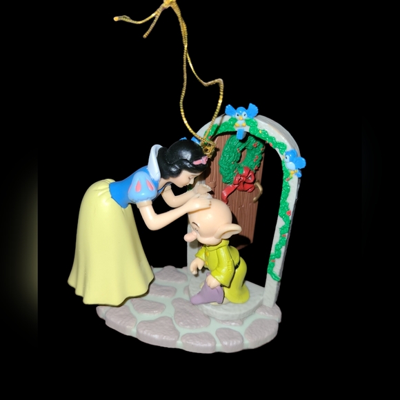 VINTAGE DISNEY PRINCESS SNOW WHITE HOLIDAY ORNAMENT WITH DOPEY AND OPENING DOOR - Picture 11 of 15